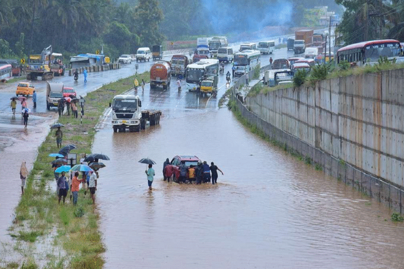 Bengaluru Rain News: बेंगलुरु में भारी बारिश से सब पानी-पानी, आंधी-तूफान ने मचाई तबाही- Weather News